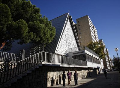 Parroquia de Nuestra Señora del Tránsito, en el PAU de Canillas.