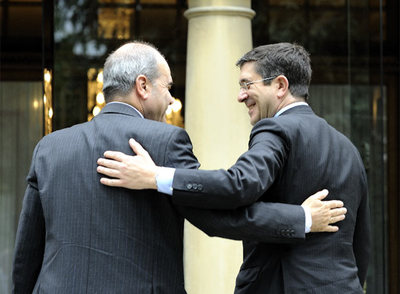 El  lehendakari  con el vicepresidente y ministro de Política Territorial, Manuel Chaves, el pasado mes de mayo en Ajuria Enea.