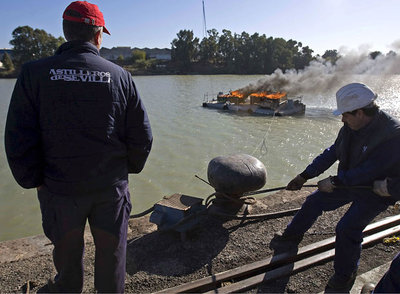 Un grupo de trabajadores de Astilleros de Sevilla retomaron ayer las movilizaciones y cortaron durante una hora la navegabilidad del río Guadalquivir, a la altura de la factoría, con una barcaza en la que quemaron contenedores con material inflamable.