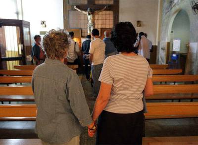 Miembros de la Asociación Cristiana de Gays y Lesbianas tras la celebración de una misa.