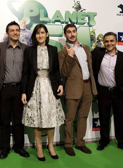 La ministra de Cultura, Ángeles González-Sinde, entre los tres codirectores de  Planet 51,  ayer por la noche en el estreno del filme en unos cines de Madrid.