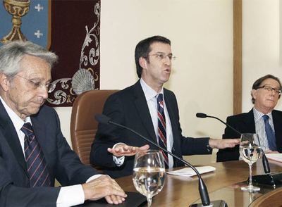 Julio Fernández Gayoso, Alberto Núñez Feijóo y José Luis Méndez, antes de comenzar su reunión en el Parlamento gallego.