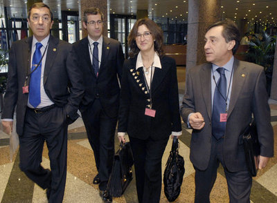 Los diputados generales y la ex   vicelehendakari   Idoia Zenarruzabeitia, en el Tribunal de Luxemburgo, en 2008.