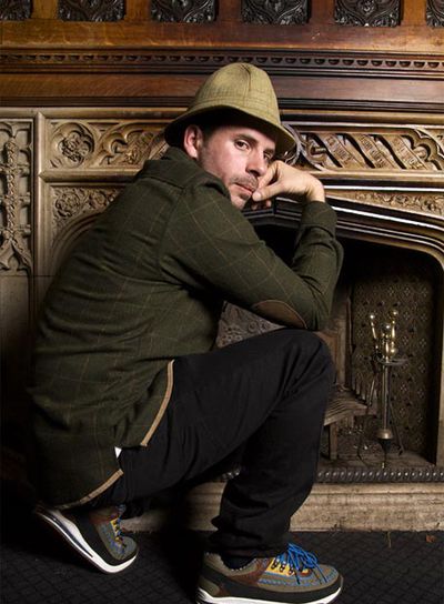 Alex Nash posa con sus zapatillas  customizadas. 