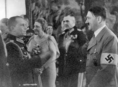 El general Heinrici, al que Hitler  perdonó  su familia judía, en presencia del líder nazi.