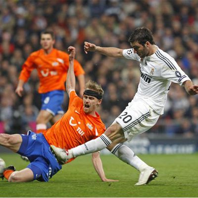 Higuaín marca con la zurda el gol del Madrid ante el Zúrich, el miércoles.