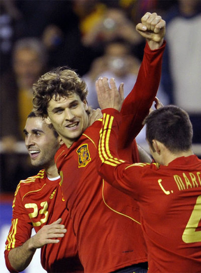 Llorente, entre Arbeloa y Marchena, en un partido de la selección.