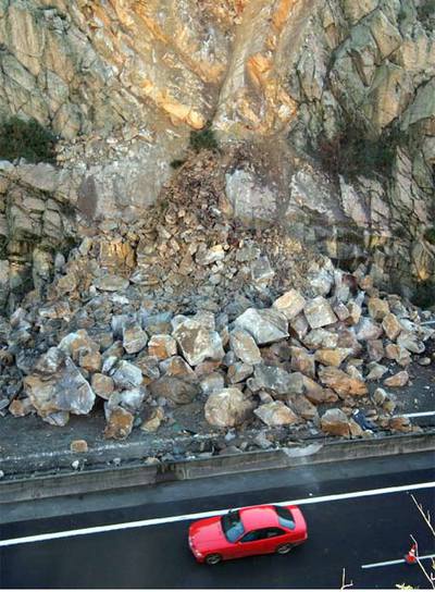 Una montaña de piedras sobre la autopista