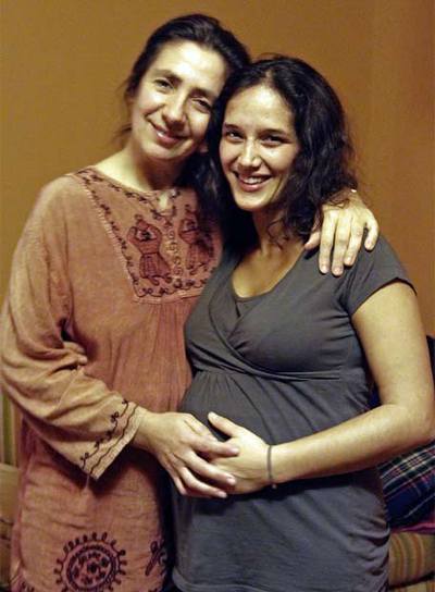 Luzía Titán hace su trabajo de  doula  con una embarazada.