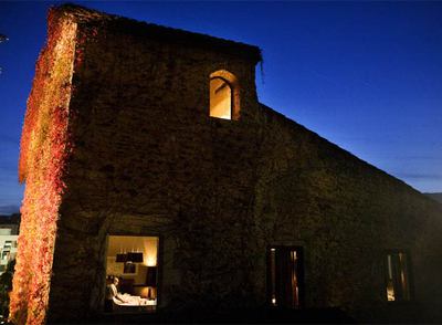 Masía de Can Cortada, que alberga un restaurante (arriba), y Can Figuerola (izquierda).