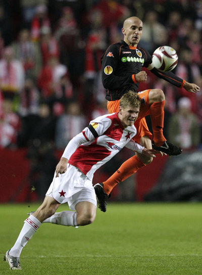 Bruno intenta despejar un balón en un partido de la Europa Liga.