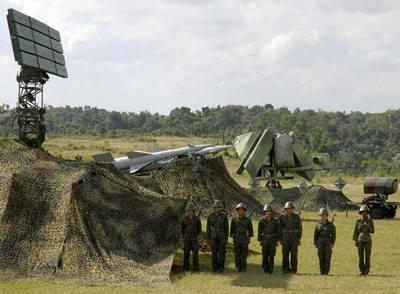 Soldados cubanos se preparan para las maniobras en un lugar no especificado de la isla.
