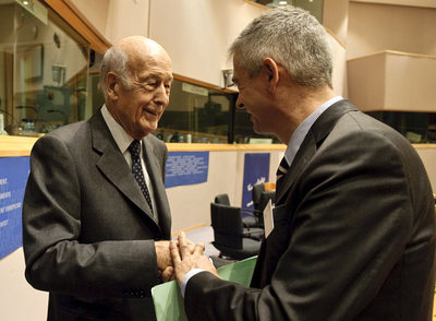 El ex presidente francés Giscard d'Estaing y el director de EL PAÍS, Javier Moreno, ayer en Bruselas.