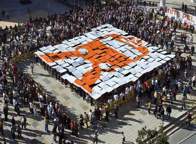 Concentración para reivindicar el tren Gandia-Dénia, ayer en Oliva.
