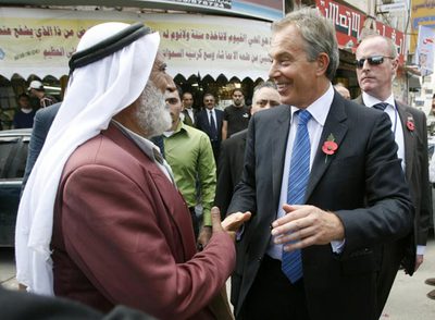 Blair, enviado especial del Cuarteto para Oriente Próximo, saluda a un palestino durante su visita a la ciudad de Jenin, el 10 de noviembre pasado.