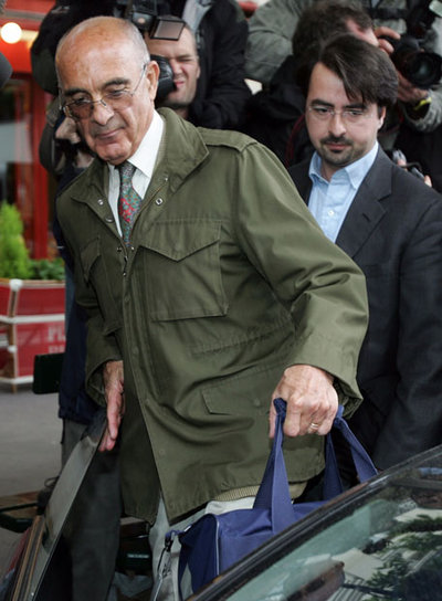 Philippe Rondot junto a su abogado, Eric Morain, tras comparecer ante los jueces en mayo de 2006 por el escándalo político del  caso Clearstream. 