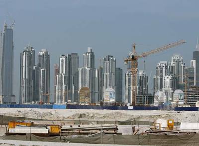 Imagen de un conjunto de rascacielos, varios de ellos en construcción, en Dubai.