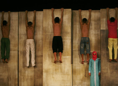 Un momento del espectáculo  Chouf Ouchouf , de Zimmerman & De Perrot.