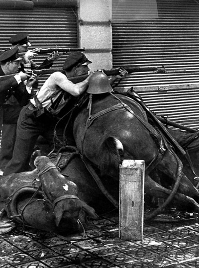 FOTOGALERIA: Célebre fotografía del guardia de asalto Mariano Vitini, en la calle Diputación de Barcelona el 19 de julio de 1936