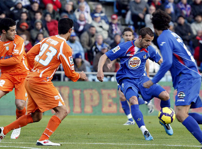 Soldado controla el balón en el área del Xerez.
