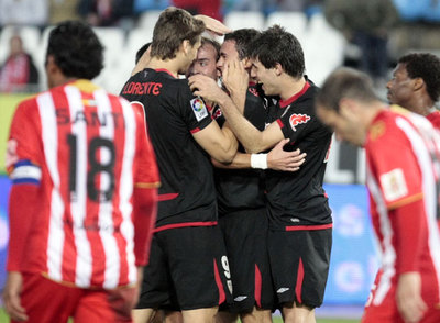 Ustaritz festeja junto a sus compañeros el gol que marcó, el segundo del Athletic.