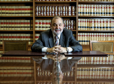Ángel Juanes, durante la entrevista, en la biblioteca de la Audiencia Nacional.