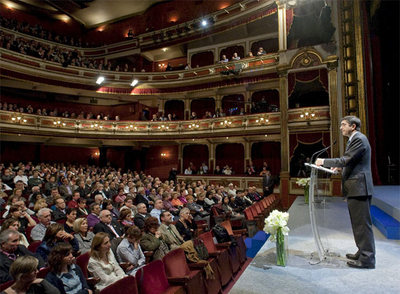 El  lehendakari  Patxi López, durante su intervención en el homenaje a víctimas del terrorismo organizado por instituciones vascas en Vitoria.