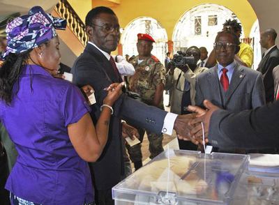 Teodoro Obiang y su esposa, Constancia Mangue Nsue, tras votar en su colegio electoral en Malabo.