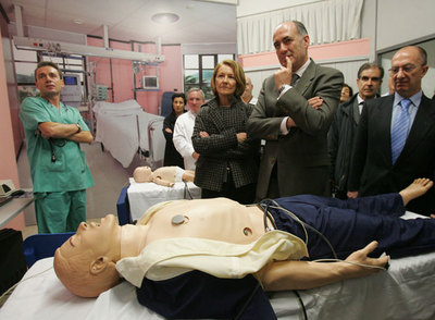 El rector de la UPV, Iñaki Goirizelaia (centro), ayer durante la inauguración del nuevo centro de medicina virtual.