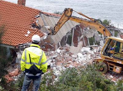 Comienzan los derribos de viviendas ilegales en A Guarda