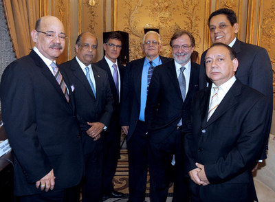 De izquierda a derecha, César Medina, Juan Daniel Balcácer, Ludwin Hernández, Patricio Bosch, Juan Luis Cebrián, César Pina y Diómedes Núñez, ayer en Casa de América.