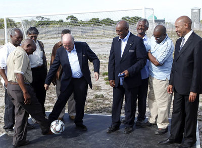 Joseph Blatter (de frente, con el balón), presidente de la FIFA, ayer con antiguos presos políticos.