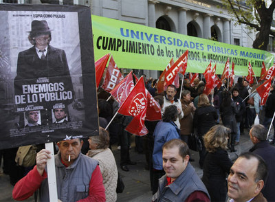 Protesta ante la consejería por la falta de financiación