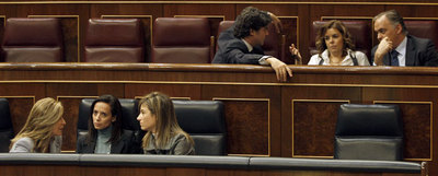 Abajo, las ministras Trinidad Jiménez (Sanidad), Beatriz Corredor (Vivienda) y Bibiana Aído (Igualdad), durante el debate parlamentario de la ley del aborto. Arriba, los diputados del PP Jorge Moragas, Soraya Sáenz de Santamaría y Esteban González Pons.