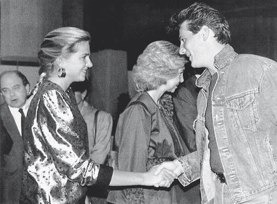  El cantante de Spandau Ballet, Tony Hadley, saluda a los asistentes a uno de sus conciertos en España.  