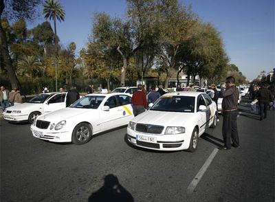 Una protesta de taxistas colapsa el centro de Sevilla