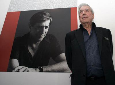 Mario Vargas Llosa en la exposición  La vida y la libertad,  en Guadalajara.