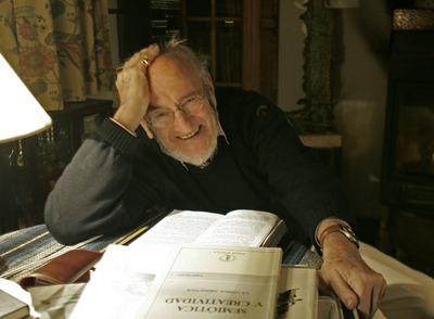 Álvaro Pombo, fotografiado en noviembre de 2005 con ocasión de la publicación de su novela  Contra natura,  centrada en la homosexualidad.