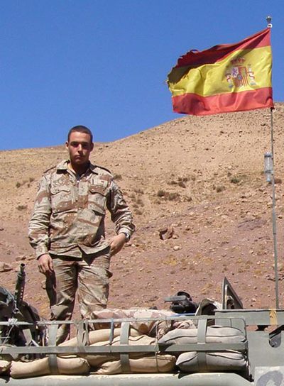 Rubén López, en el vehículo en el que fue atacado en Afganistán, lo que le causó la pérdida de una pierna.