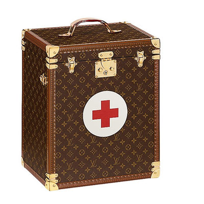 A las maletas diseñadas por Adrià, Hirst, Leivobitz, Jacobs y Santaolalla, Luis Vuitton añadió este botiquín pensado por Patrick-Louis Vuitton. Fue su encargo personal. Se trata de una reproducción del modelo usado por la Cruz Roja durante la Primera Guerra Mundial. 