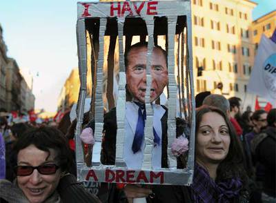 Manifestantes en Roma, con una imagen de Berlusconi tras las rejas y el lema: 