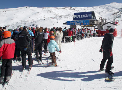 Colas de esquiadores para acceder al telesilla, ayer en Sierra Nevada.