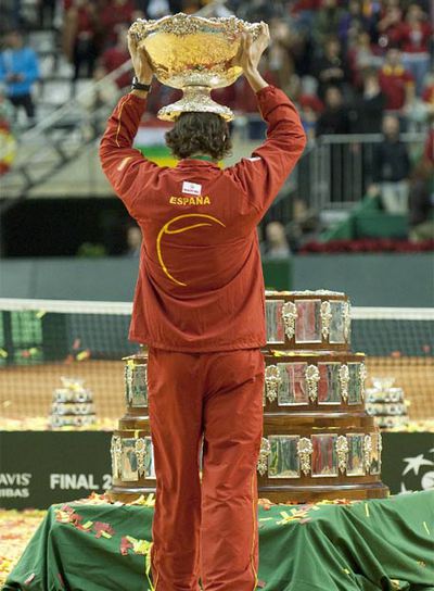 Rafael Nadal alza el trofeo de la Copa Davis.