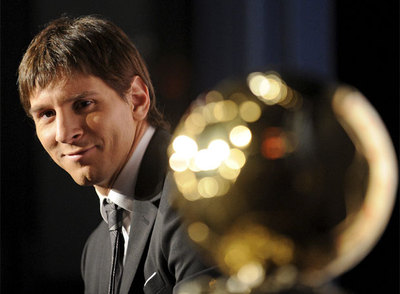 Messi, junto al Balón de Oro, el trofeo que concede la revista  France Football  al mejor jugador del año.
