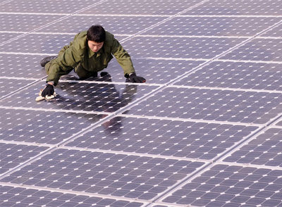 Un trabajador limpia un techo solar en Tiayuan (China).