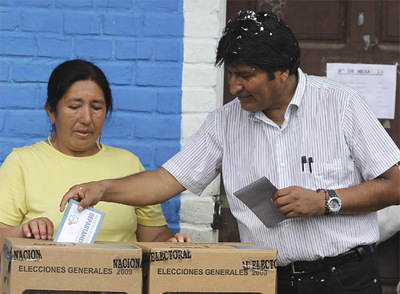 Evo Morales deposita su voto en la localidad boliviana de Villa.