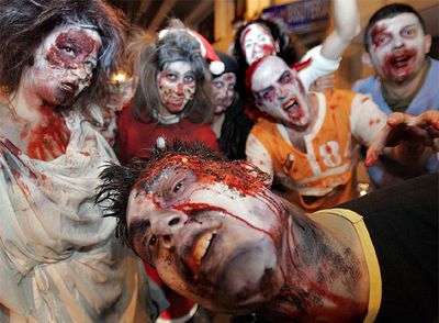 Un grupo de participantes en la marcha de  zombies  celebrada anoche en Alicante.