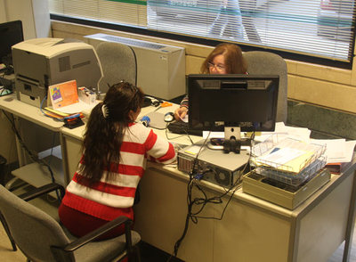 Una inmigrante busca empleo en una de las oficinas del Inem de Bilbao.