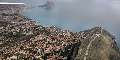 Una vista aérea de Calp, con todo su litoral construido, y el Penyal d'Ifach al fondo.