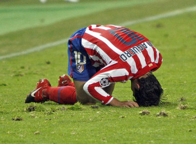 Agüero se queja tras una acción en la que resultó lesionado.